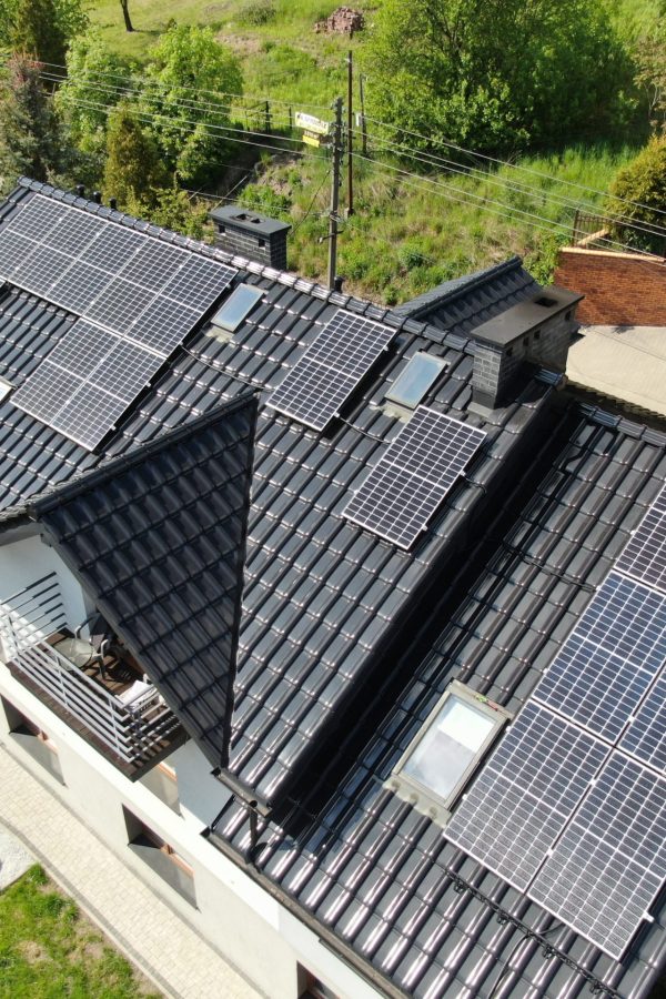 panele fotowoltaiczne w katowicach na szarym dachu domu jednorodzinnego