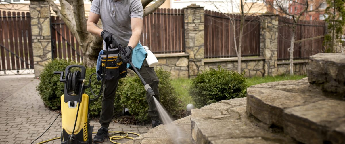 czyszczenie kostki brukowej sosnowiec - pracownik czyszczacy schody