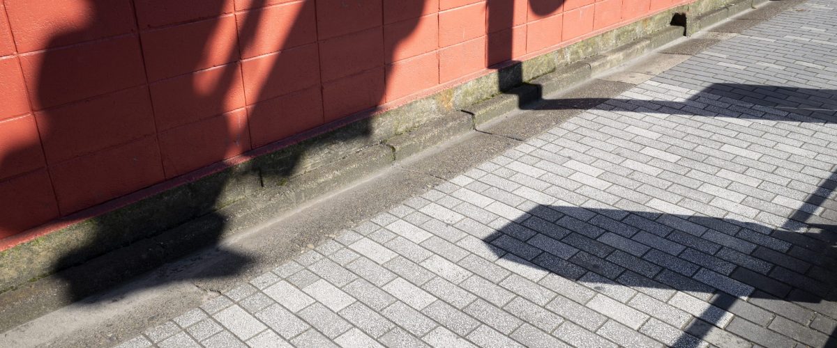 Czyszczenie kostki brukowej Gliwice - kostka brukowa na którą pada cień