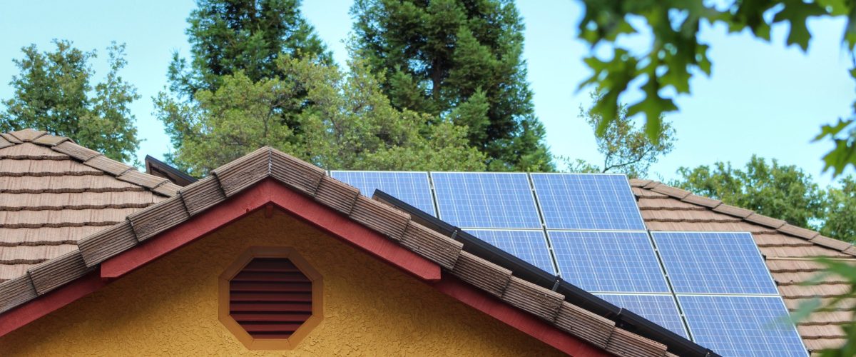 panele fotowoltaiczne na dachu domu w katowicach