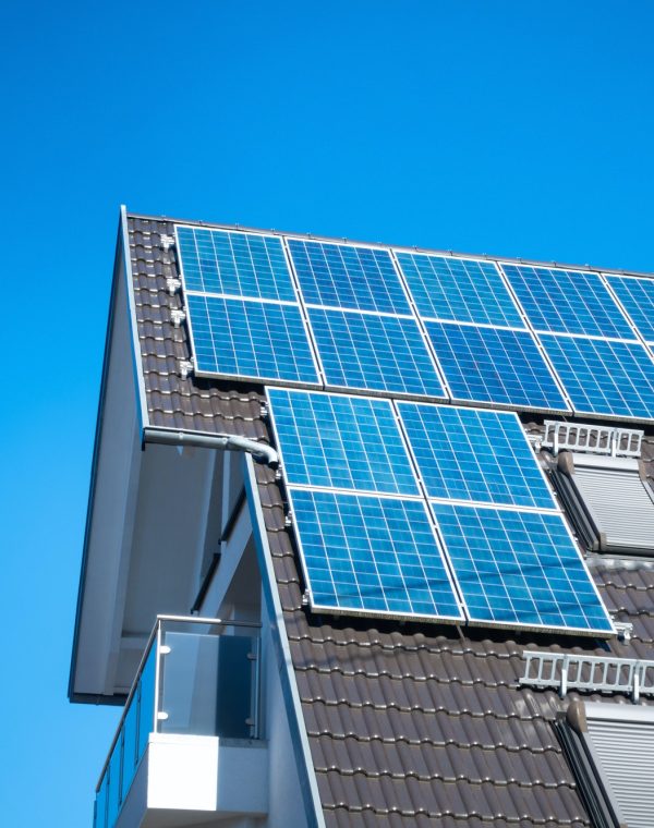 fotowoltaika Katowice - panele ulozone na czarnym dachu