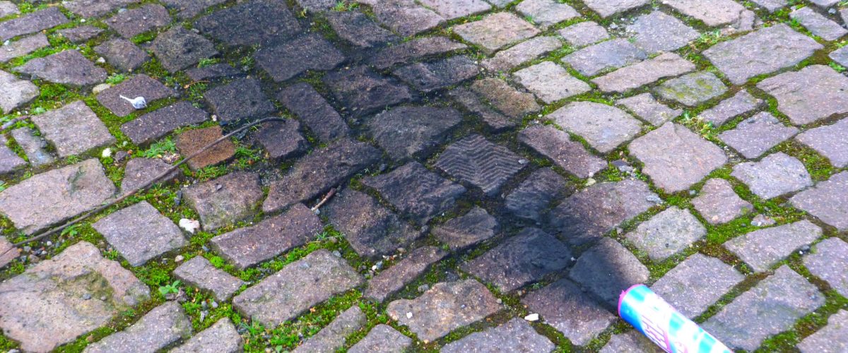 czyszczenie kostki brukowej sosnowiec - brud po dymie z petardy na kostce